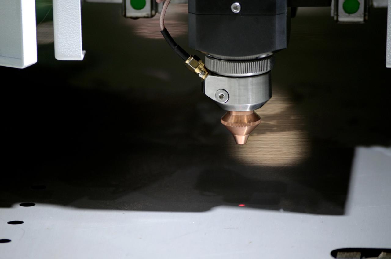 1500*3000mm 500w Racuys Or Ipg Fiber Laser Cutting Machine 1500*3000mm 500w Racuys ili Ipg Fiber laserski stroj za rezanje