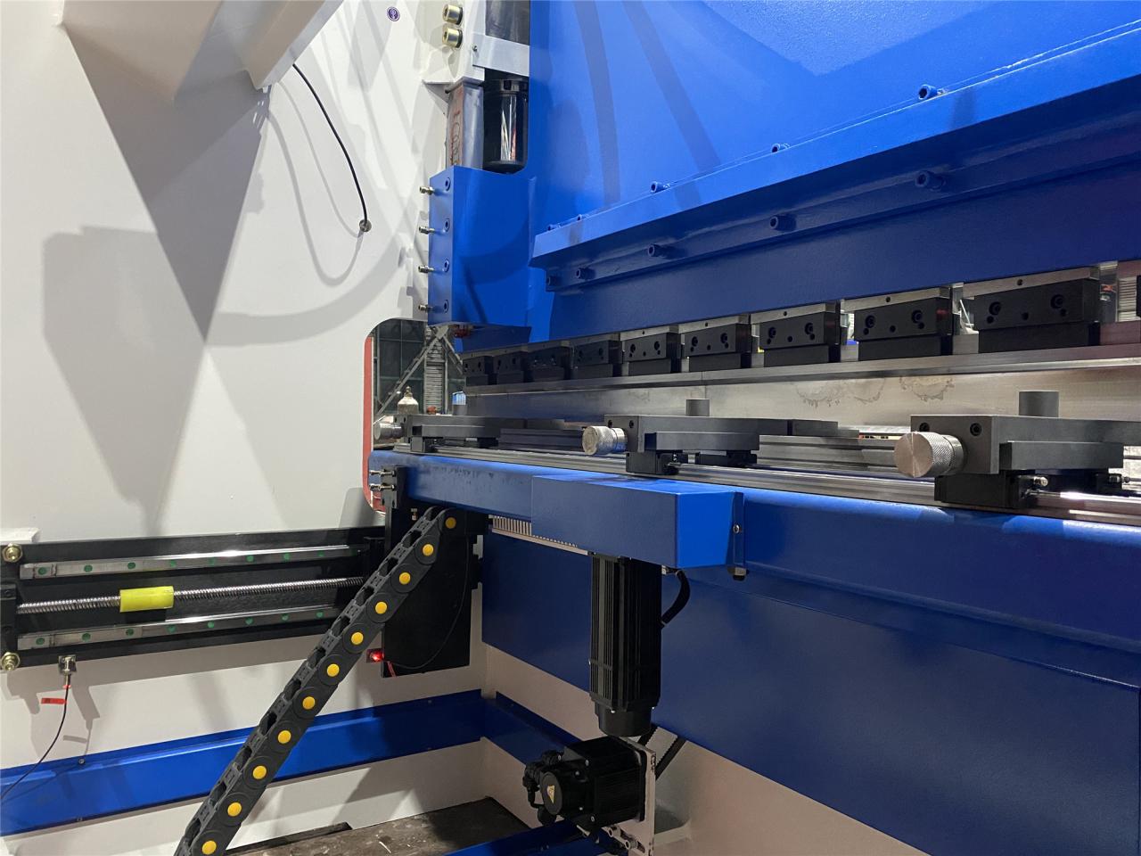 160t-4000 4-axis Cnc Hydraulic Bending Machine Press Brake 160t-4000 4-osni CNC hidraulički stroj za savijanje pres kočnica