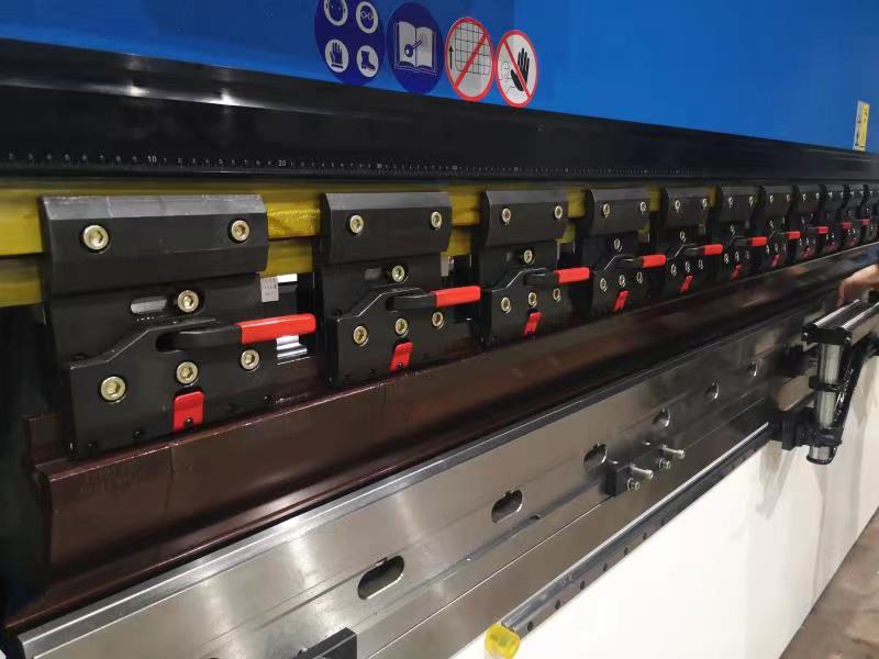 160t-4000 4-axis Cnc Hydraulic Bending Machine Press Brake 160t-4000 4-osni CNC hidraulički stroj za savijanje pres kočnica