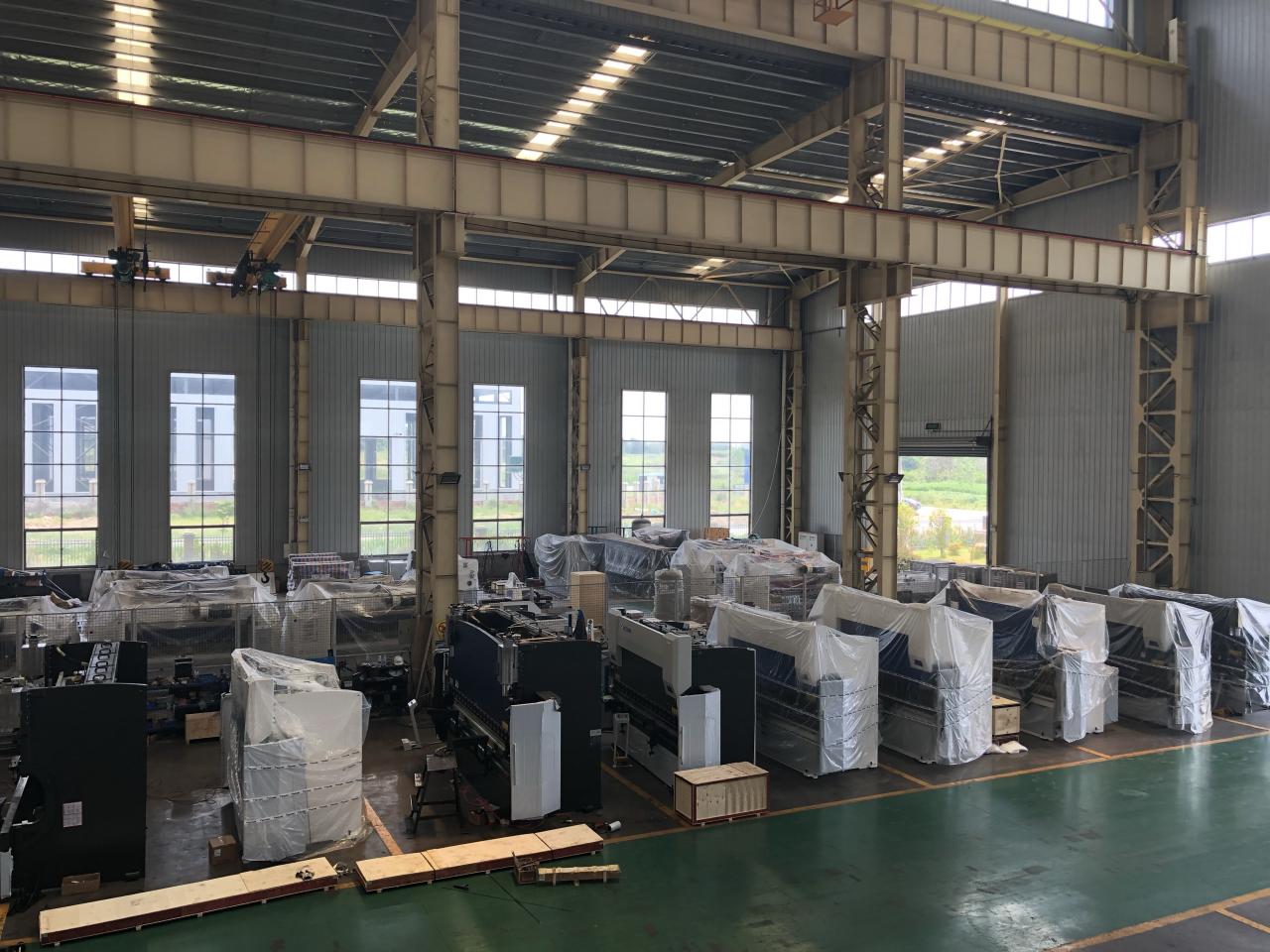 16mm Hydraulic Guillotine Shearing Machine For Sheet Metal Cutting 6 Meters 16 mm hidraulični stroj za rezanje giljotine za rezanje lima od 6 metara