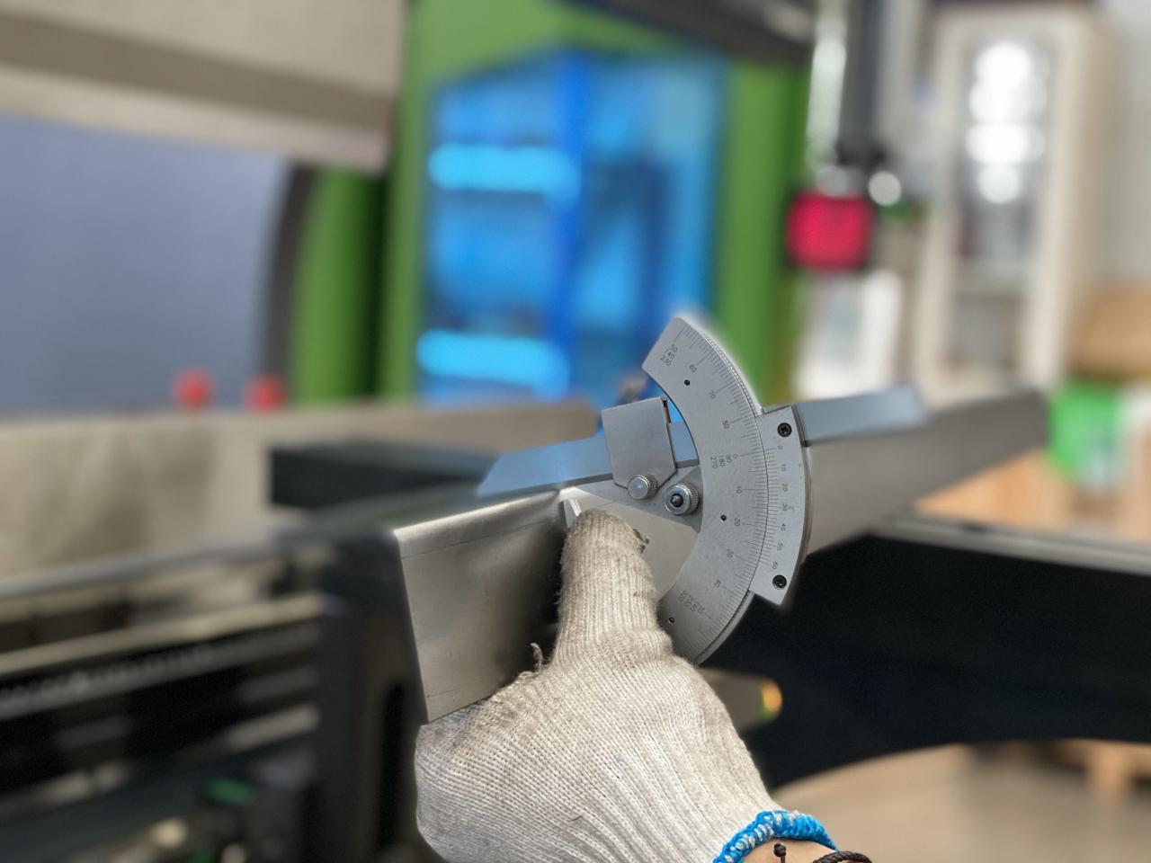 16mm Hydraulic Guillotine Shearing Machine For Sheet Metal Cutting 6 Meters 16 mm hidraulični stroj za rezanje giljotine za rezanje lima od 6 metara