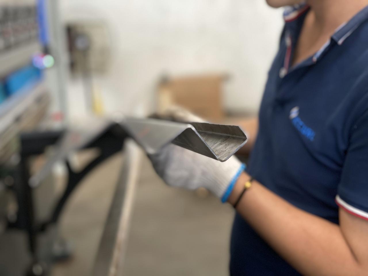 16mm Hydraulic Guillotine Shearing Machine For Sheet Metal Cutting 6 Meters 16 mm hidraulični stroj za rezanje giljotine za rezanje lima od 6 metara