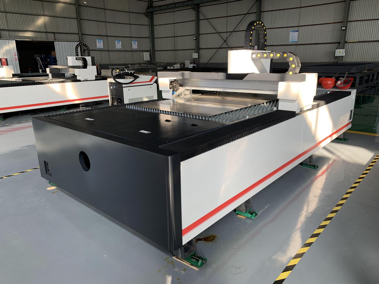 1kw 1.5kw 2kw Fiber Laser Cutting Machine For Metal Sheet Cutting 3000x1500mm 1kw 1,5kw 2kw laserski stroj za rezanje vlakana za rezanje metalnih limova 3000x1500mm