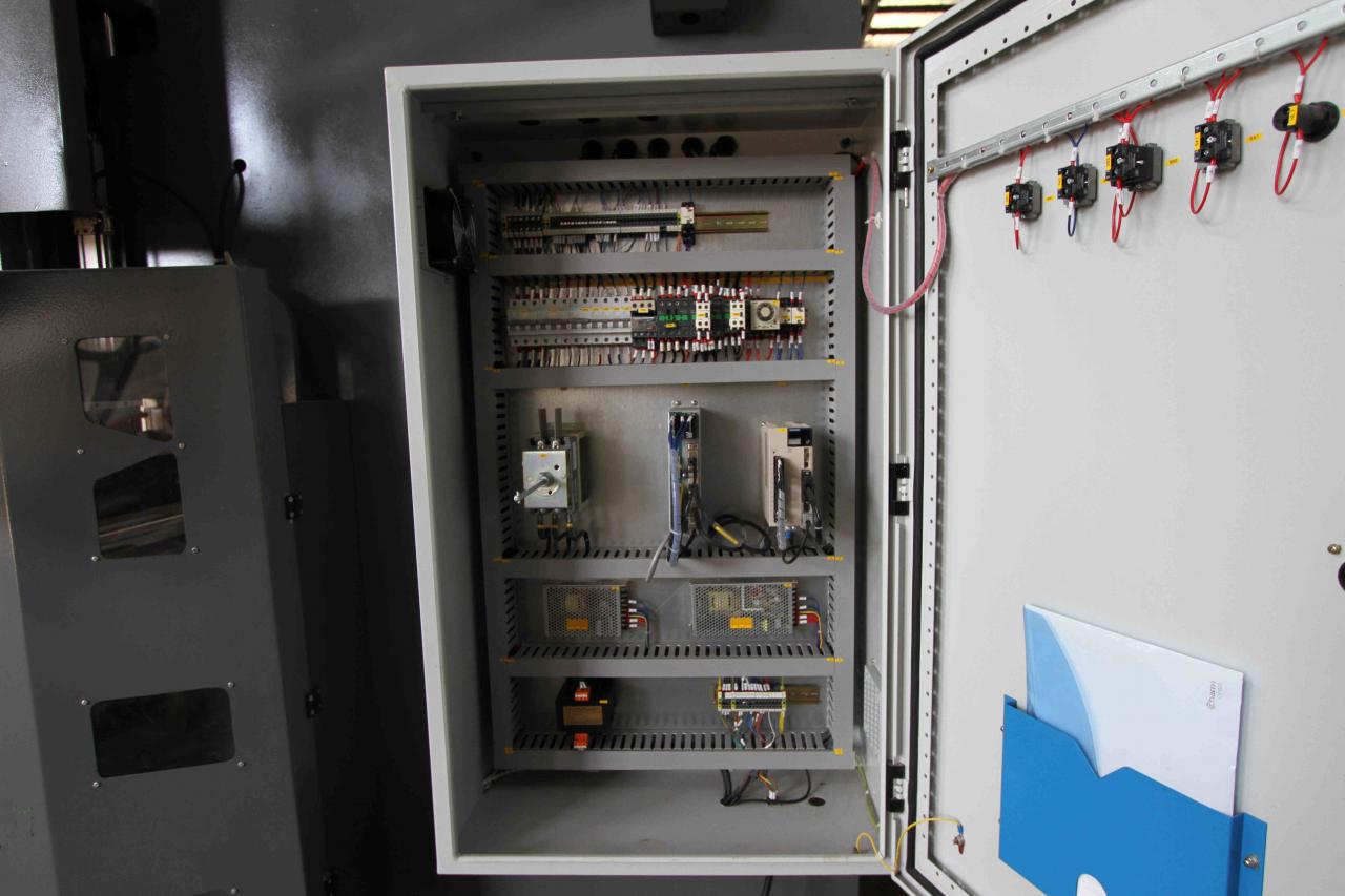 200t 300t Standardna industrijska CNC hidraulična preša za kočnice