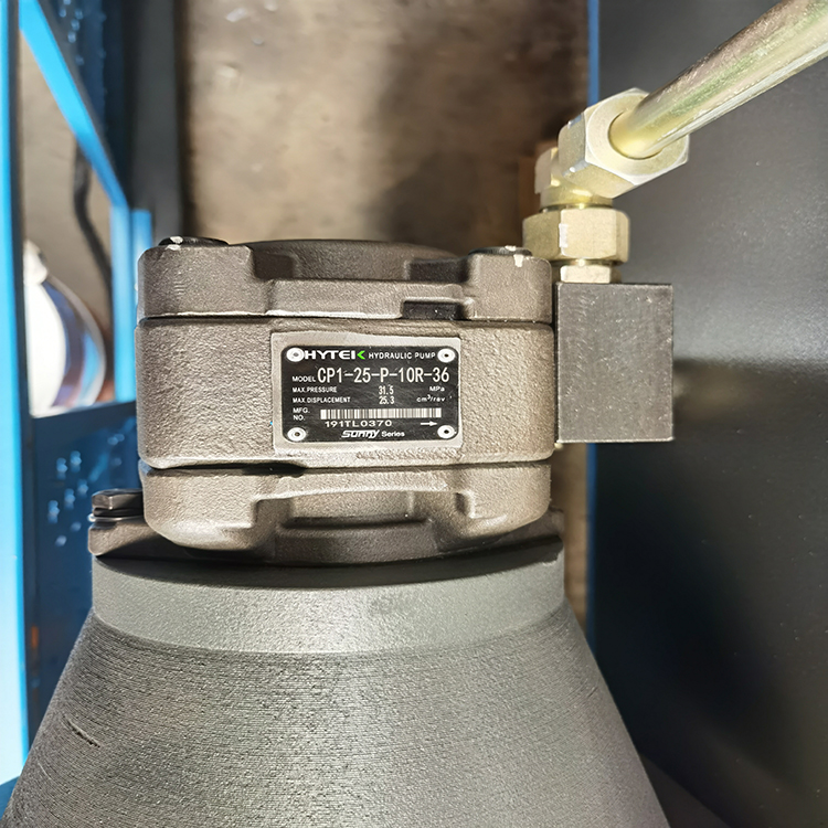 300t/4000 Hydraulic Press Brake Machine 300t/4000 hidraulični stroj za presovanje