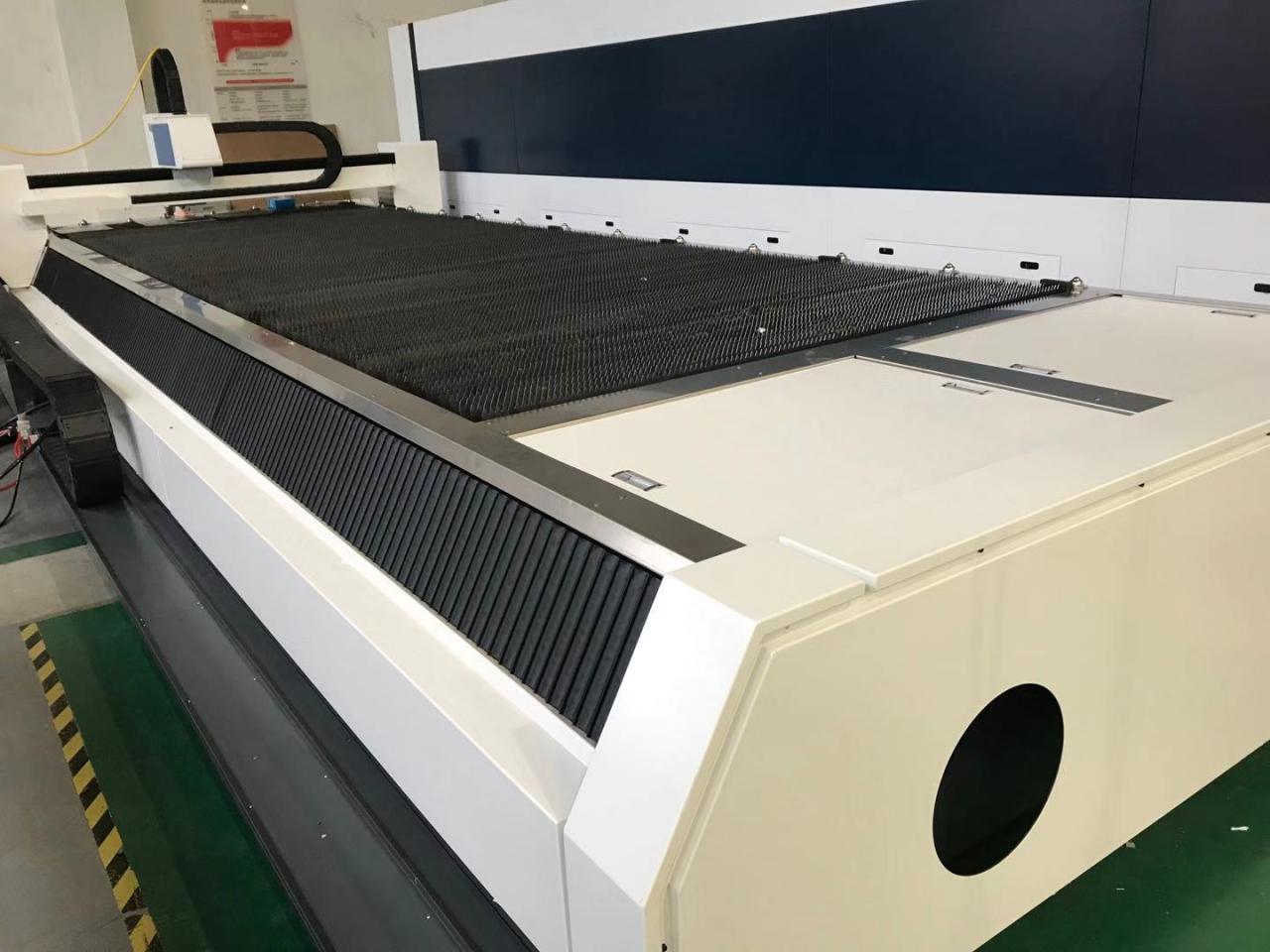 3015 4015 1kw To 6kw Cnc Fiber Laser Cutting Machine Raycus Laser Power 3015 4015 1kw do 6kw CNC laserski stroj za rezanje vlakana Raycus Laser Power