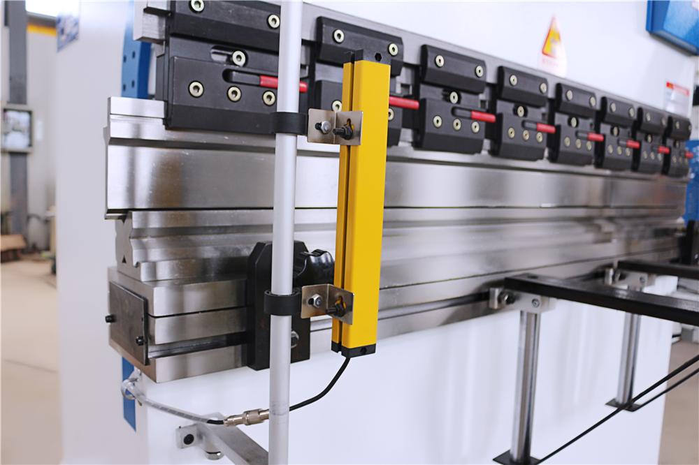 3+1 Axis Cnc Hydraulic Press Brake With Esa System 3+1 osna Cnc hidraulička presa s ESA sustavom