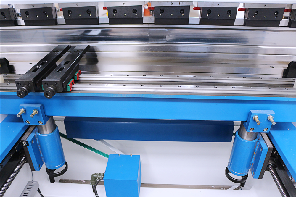 3+1 Axis Cnc Hydraulic Press Brake With Esa System 3+1 osna Cnc hidraulička presa s ESA sustavom