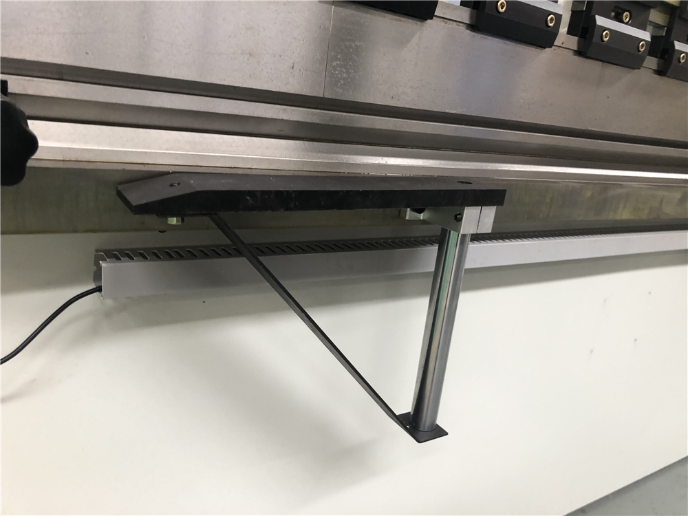 3+1 Axis Cnc Hydraulic Press Brake With Esa System 3+1 osna Cnc hidraulička presa s ESA sustavom