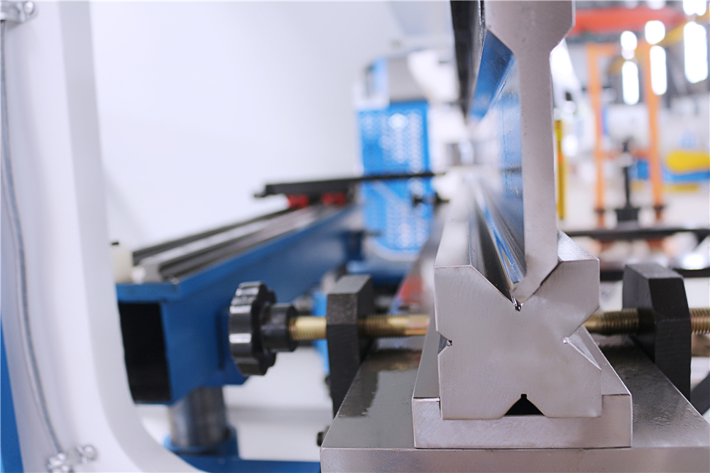 3+1 Axis Cnc Hydraulic Press Brake With Esa System 3+1 osna Cnc hidraulička presa s ESA sustavom