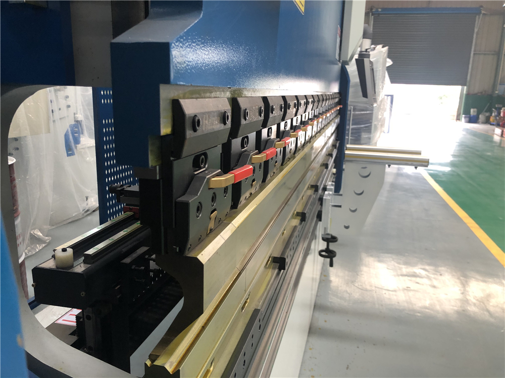 3+1 Axis Cnc Hydraulic Press Brake With Esa System 3+1 osna Cnc hidraulička presa s ESA sustavom
