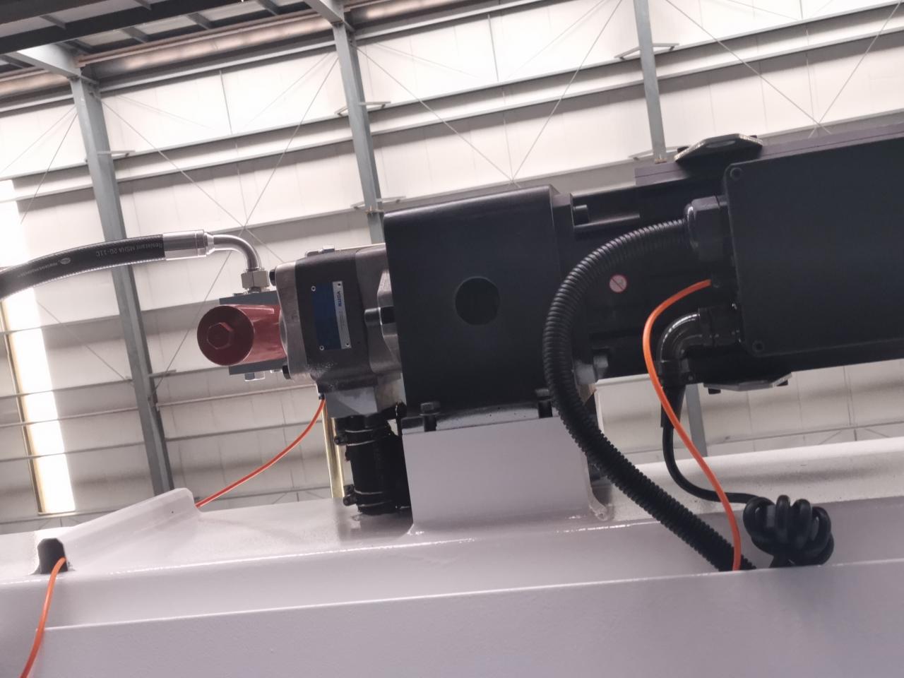 4 Axis Cnc Tandem Press Brake With Delem Da58t 2d Graphical Controller 4-osna CNC tandem presa s Delem Da58t 2d grafičkim kontrolerom