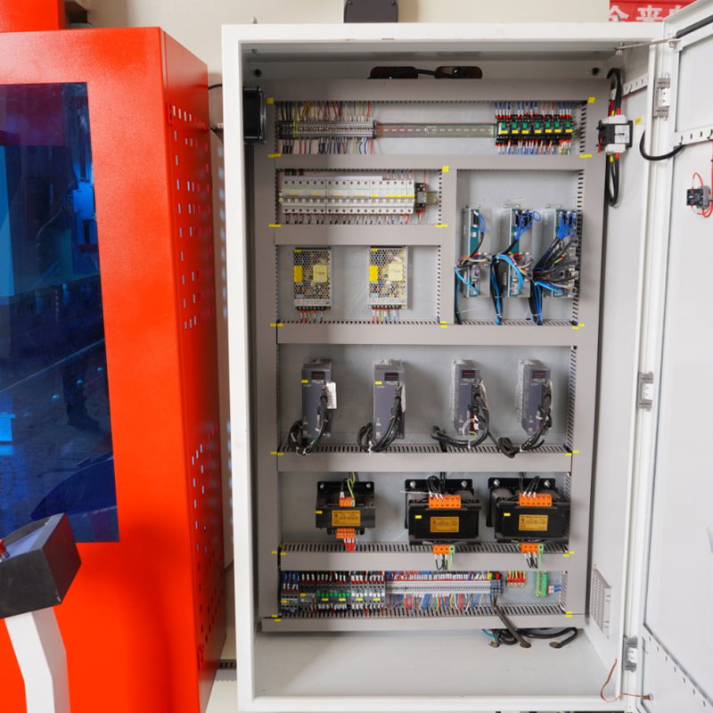 CNC stroj za hidrauličku prešu model Wc67k-80tx3200