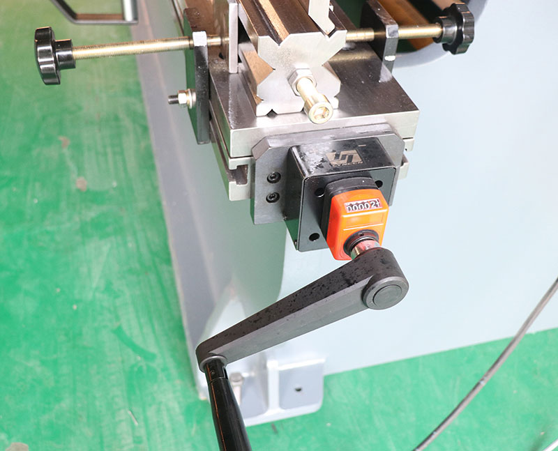 Metalna presa Wc-63t3200 Stroj za savijanje metalnih limova Cnc hidraulična presa