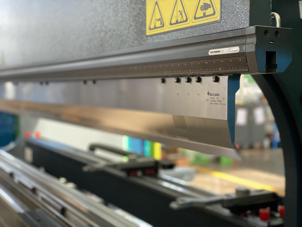 China 220t Cnc Bending Machine 6+1 Axis Hydraulic Press Brake Price Kineski 220t Cnc stroj za savijanje 6+1 osi hidraulične preše Cijena