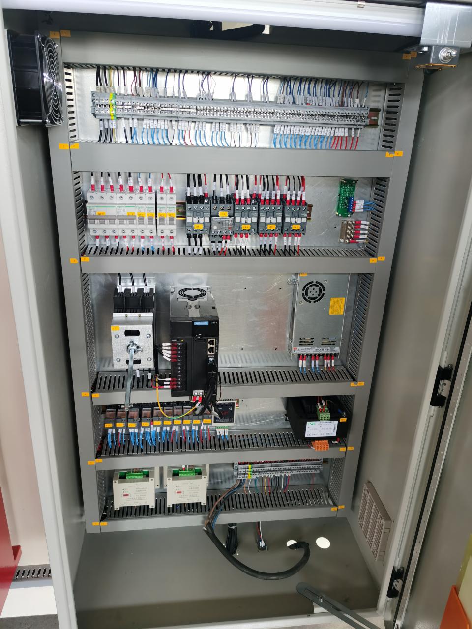 China Metal Hydraulic Press Brake Machine With Reasonable Price Kineski stroj za metalne hidraulične preše s razumnom cijenom