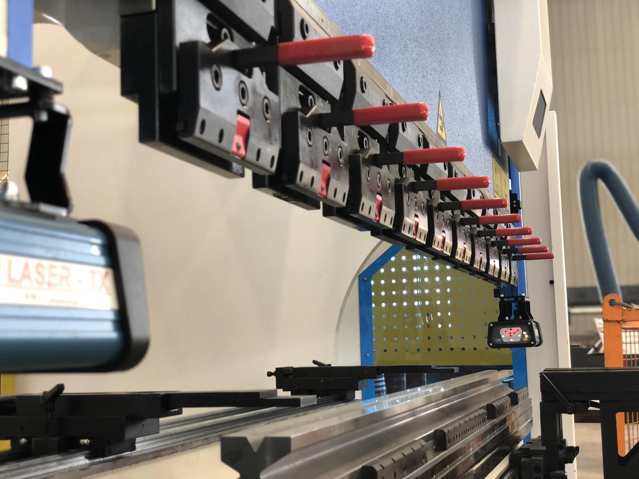 Cnc Hydraulic Bending Machine 160x3200 Press Brake Price Cnc hidraulični stroj za savijanje 160x3200 pres kočnica cijena