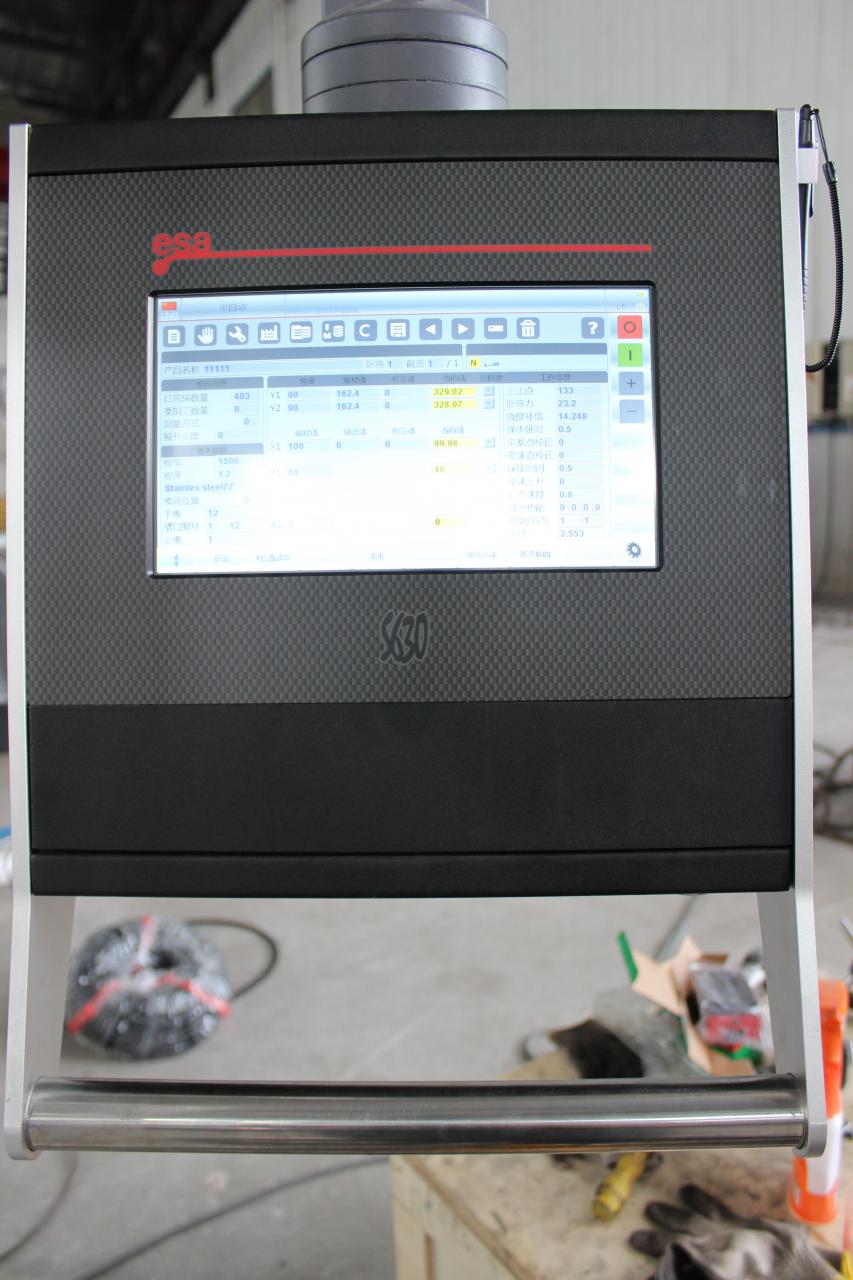 Cnc stroj za metalne preše