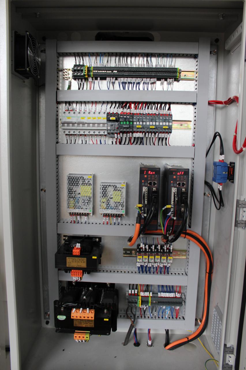 Cnc stroj za metalne preše