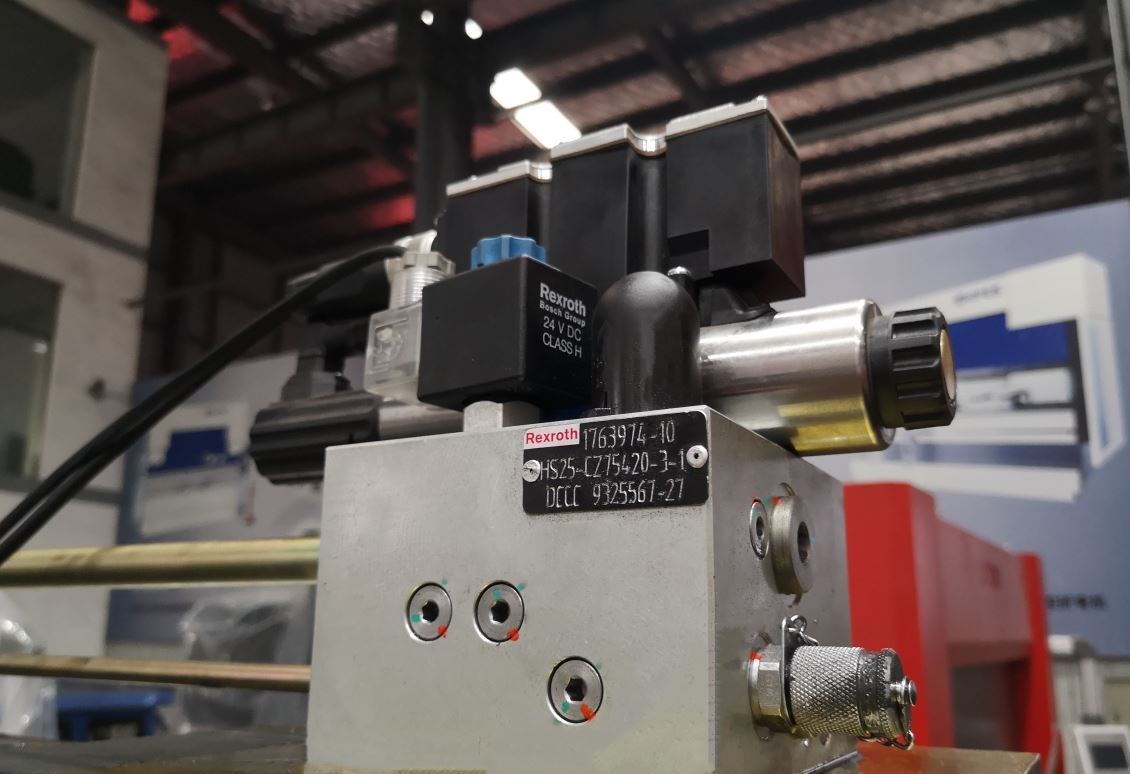 Delem Da66t 125 3+1 4+1 6+1 8+1 Cnc Hydraulic Press Brake For Metal Plate Bending Delem Da66t 125 3+1 4+1 6+1 8+1 Cnc hidraulička presa za savijanje metalnih ploča