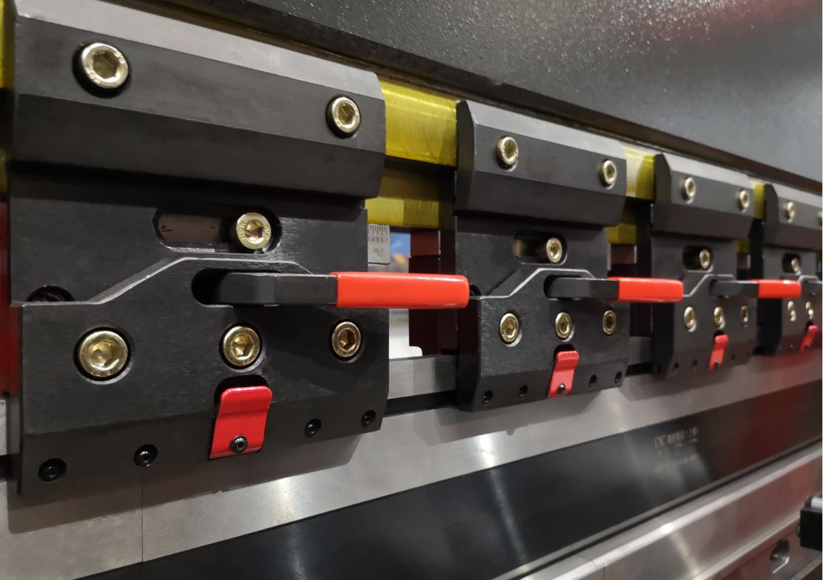 Delem Da66t 125 3+1 4+1 6+1 8+1 Cnc Hydraulic Press Brake For Metal Plate Bending Delem Da66t 125 3+1 4+1 6+1 8+1 Cnc hidraulička presa za savijanje metalnih ploča