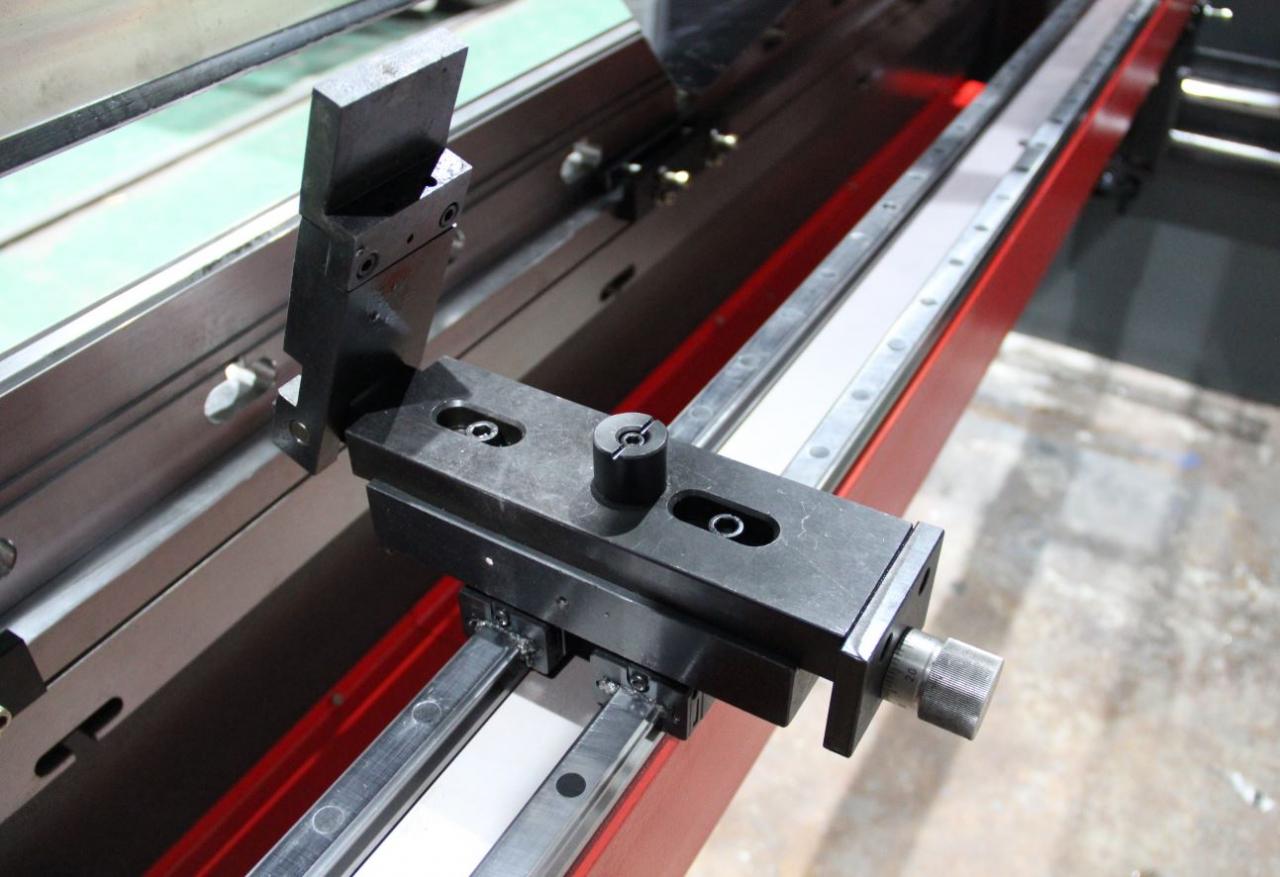 Delem Da66t 125 3+1 4+1 6+1 8+1 Cnc Hydraulic Press Brake For Metal Plate Bending Delem Da66t 125 3+1 4+1 6+1 8+1 Cnc hidraulička presa za savijanje metalnih ploča