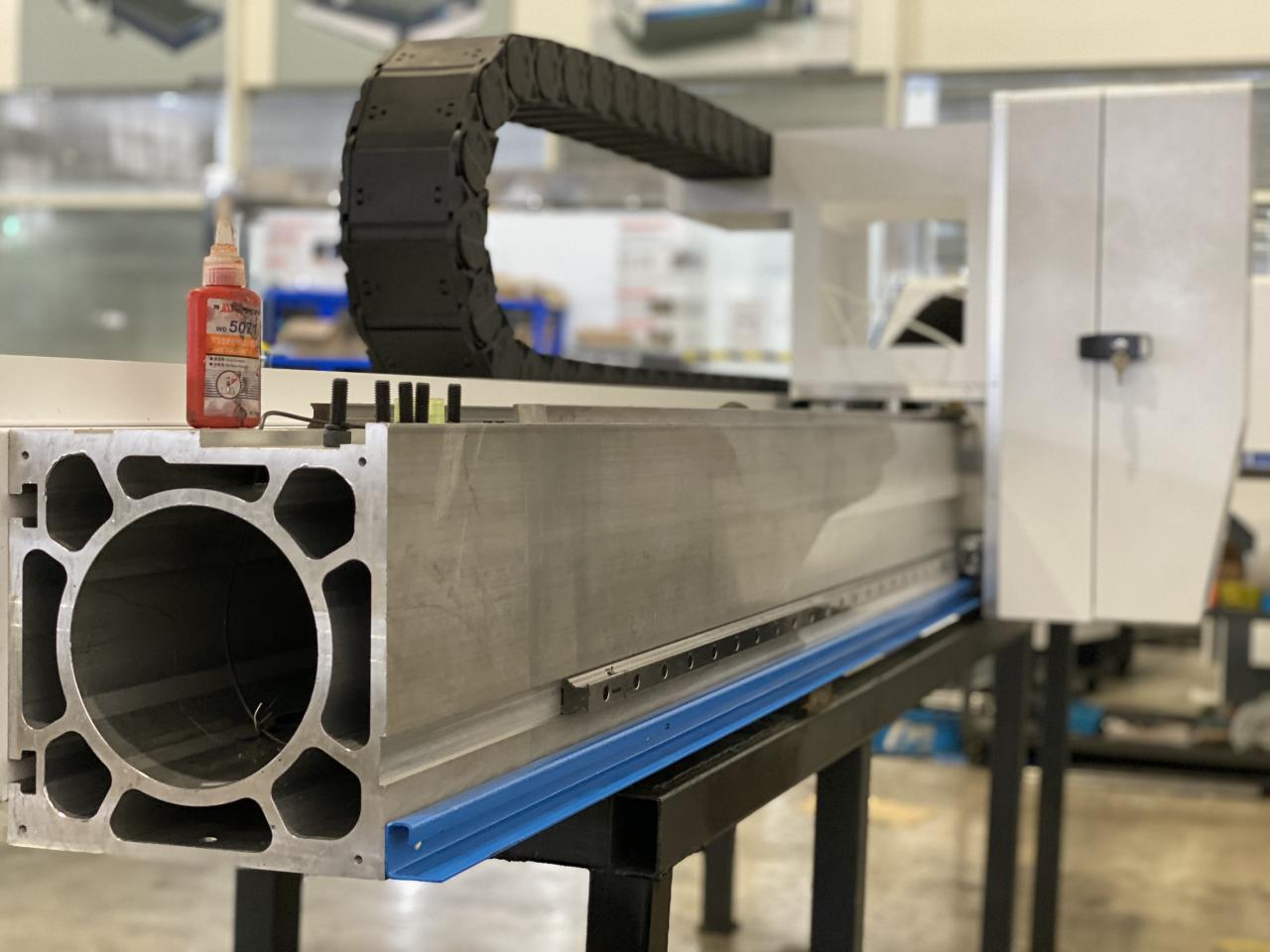 Stroj za lasersko rezanje vlakana Masterline 8kw,4000x2000mm, s Ipg laserskim izvorom