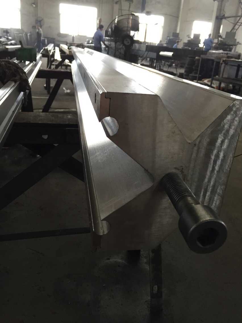 Full Automatic High Power Sheet Bending Machine And Cnc Press Brake Machine Potpuno automatski stroj za savijanje listova velike snage i CNC stroj za prešu