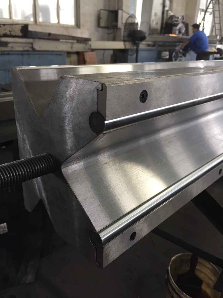 Full Automatic High Power Sheet Bending Machine And Cnc Press Brake Machine Potpuno automatski stroj za savijanje listova velike snage i CNC stroj za prešu