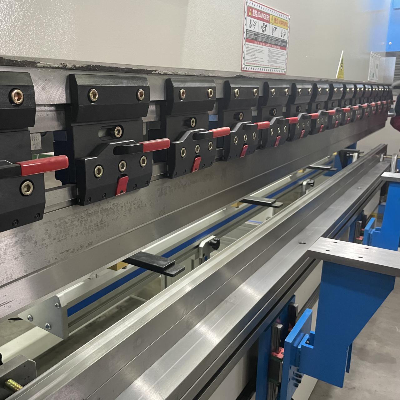 High Quality 3m Press Brake Machine Hydraulic 100 Ton For Sheet Metal Bending Visokokvalitetni 3m hidraulični stroj za presovanje od 100 tona za savijanje limova