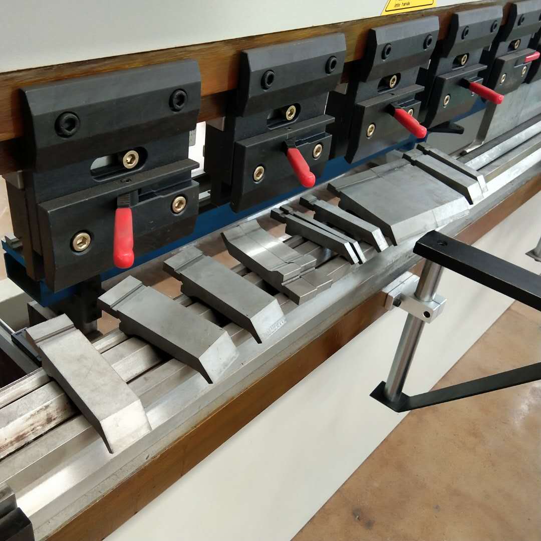 Hidraulička presa od 130t/3200mm 4+1 osi Delem Da53t Cnc presa