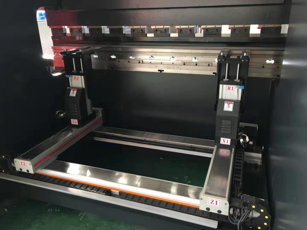 Hydraulic Stainless Steel Wc67y/k-300/6000 Mould Crowning Press Brake Hidraulička preša za krunjenje kalupa Wc67y/k-300/6000 od nehrđajućeg čelika