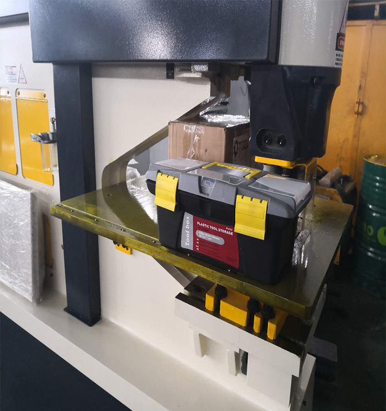 Metal Cutting Hydraulic Steelworkers Machine For Punching Cropping Notching Cutting Hidraulički čeličani za rezanje metala za probijanje, rezanje, rezanje