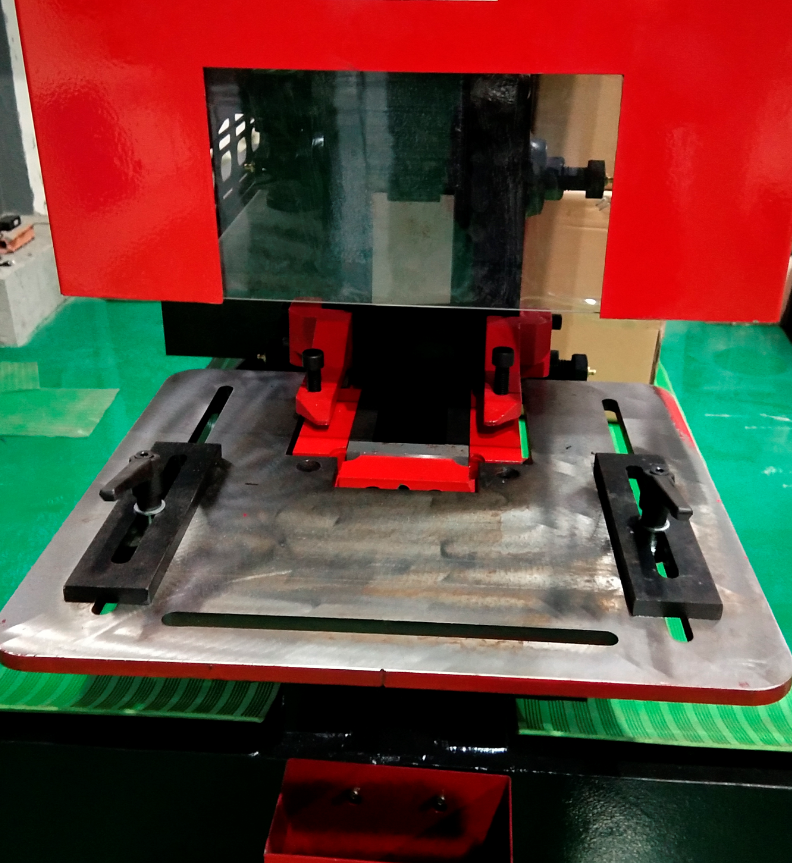 Q35y Series Hydraulic Ironworker Shearing And Punching Machine Q35y serije hidraulički stroj za šišanje i probijanje