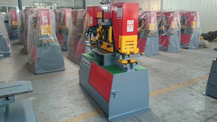 Q35y Series Multifunctional Hydraulic Iron Worker Combined Shearing And Punching Machine Višenamjenski hidraulički kombinirani stroj za šišanje i probijanje serije Q35y