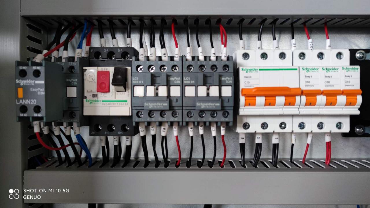 Qc11k Hydraulic Shear Machine And Guillotine Shearing Machine For Sheet Metal Cutting Qc11k hidraulični stroj za škare i stroj za giljotinu za rezanje lima