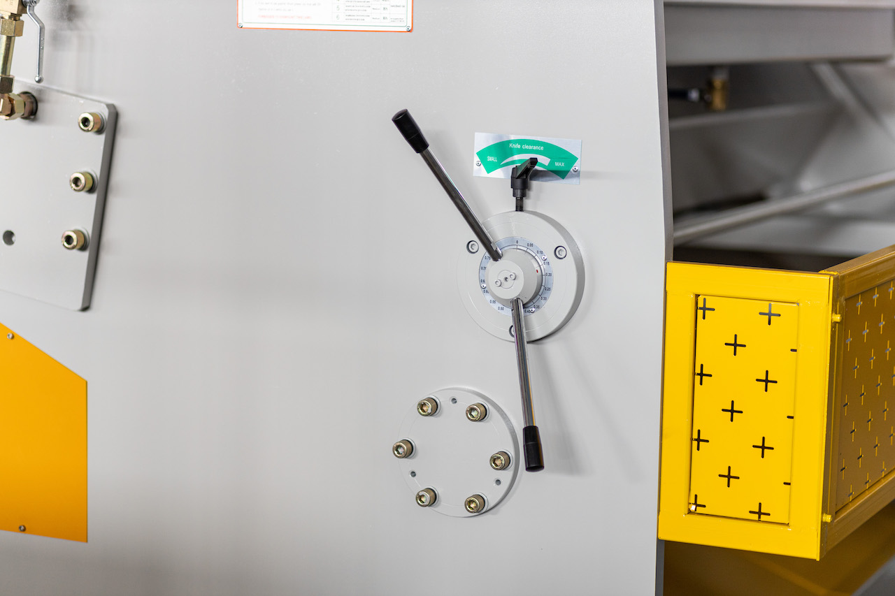 Qc11y 8x3200 Stroj za rezanje lima Hidraulični stroj za rezanje čeličnih ploča