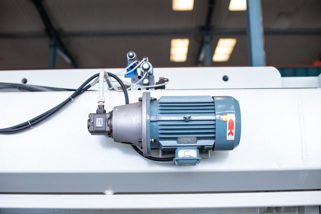 Qc11y 8x3200 Sheet Metal Shearing Machine Steel Plate Hydraulic Shearing Machine Qc11y 8x3200 Stroj za rezanje lima Hidraulični stroj za rezanje čeličnih ploča