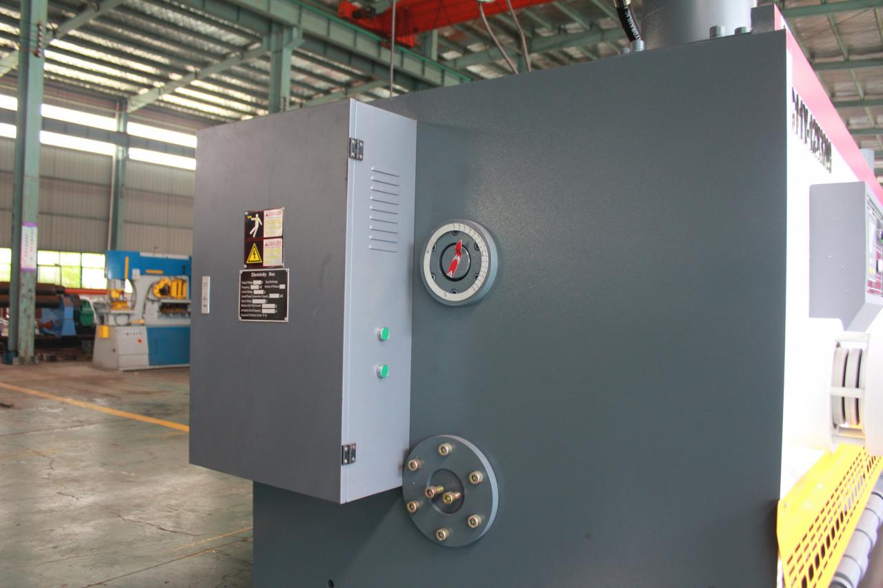 Qc11y Metal Plate Hydraulic Guillotine Shearing Machine For Sale Qc11y Metalna ploča hidraulične giljotine škare za prodaju