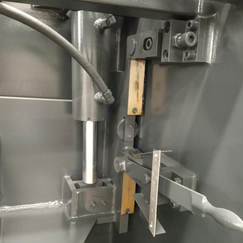 Qc12k-4x2500 Cnc Hydraulic Customized Shearing Machine Cutting Machine Qc12k-4x2500 Cnc hidraulički prilagođeni stroj za šišanje Stroj za rezanje