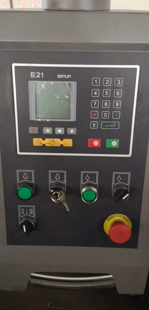 Qc12y 6x3200 Hidraulična ploča s kliznom stolnom pilom Giljotinski stroj za rezanje škarama