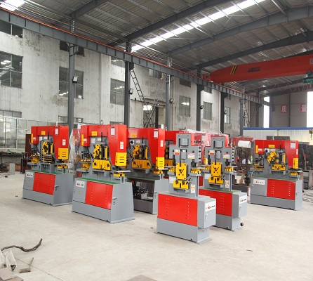Steel Plate Angle Cutting Punching Notching Machine Hydraulic Ironworker For Sale Stroj za rezanje pod kutem, probijanje, urezivanje, hidraulični stroj za obradu željeza na prodaju