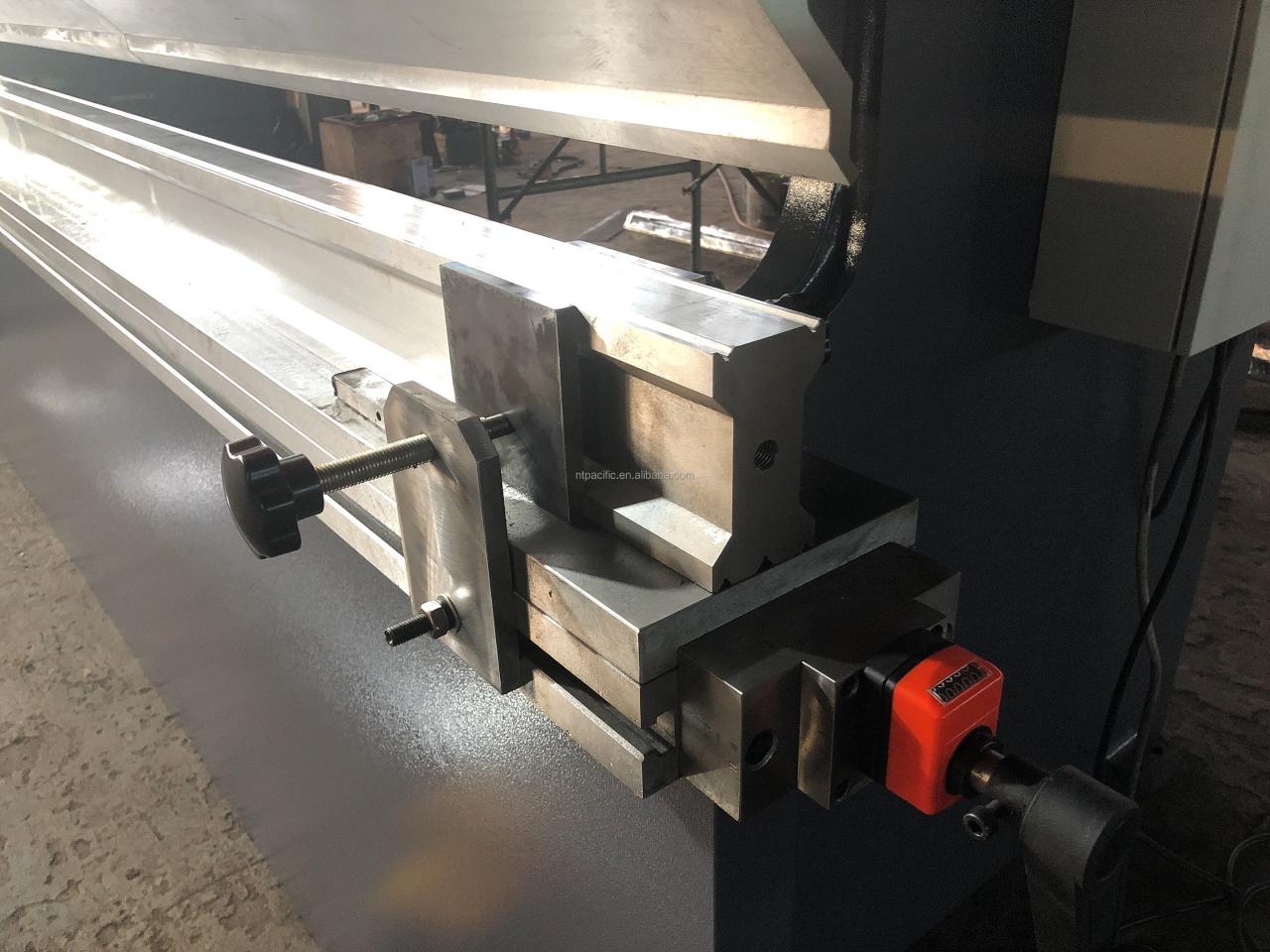 Wc67k Cnc Aluminum Iron Plate Hydraulic Press Brake Cnc Metal Sheet Bending Machine Wc67k Cnc hidraulična preša za aluminijsku željeznu ploču Cnc stroj za savijanje limova