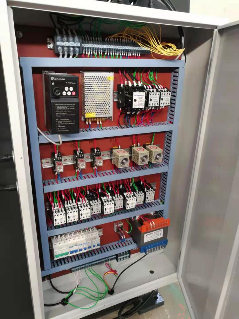 Wc67y-160 4000 Hydraulic Press Brake Cnc Metal Bending Machine For 4000mm Width Steel Wc67y-160 4000 hidraulička presa CNC stroj za savijanje metala za čelik širine 4000 mm